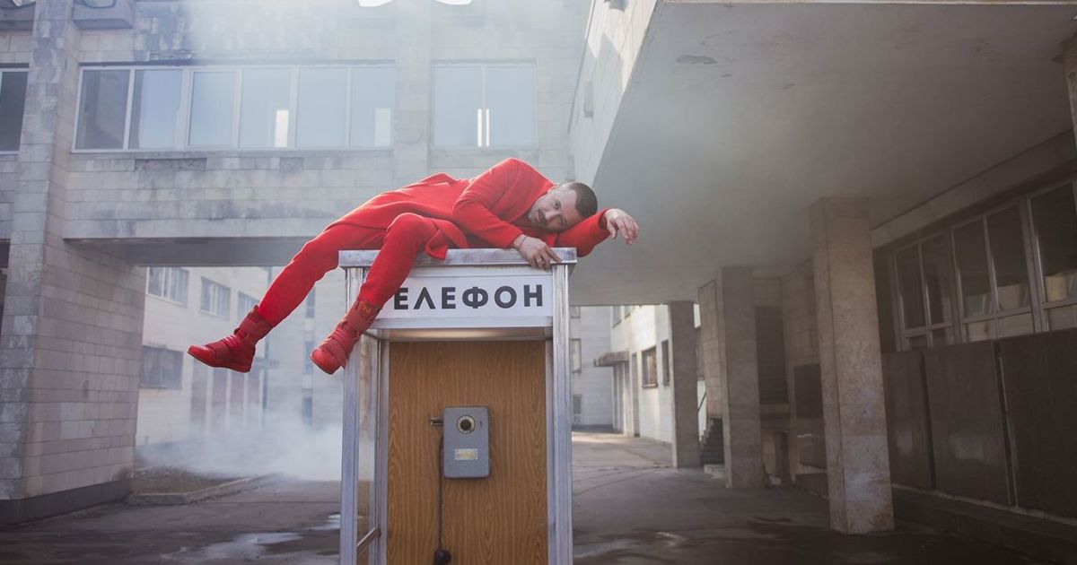 Сергей Бабкин в телефонной будке взорвался от любви в новом клипе