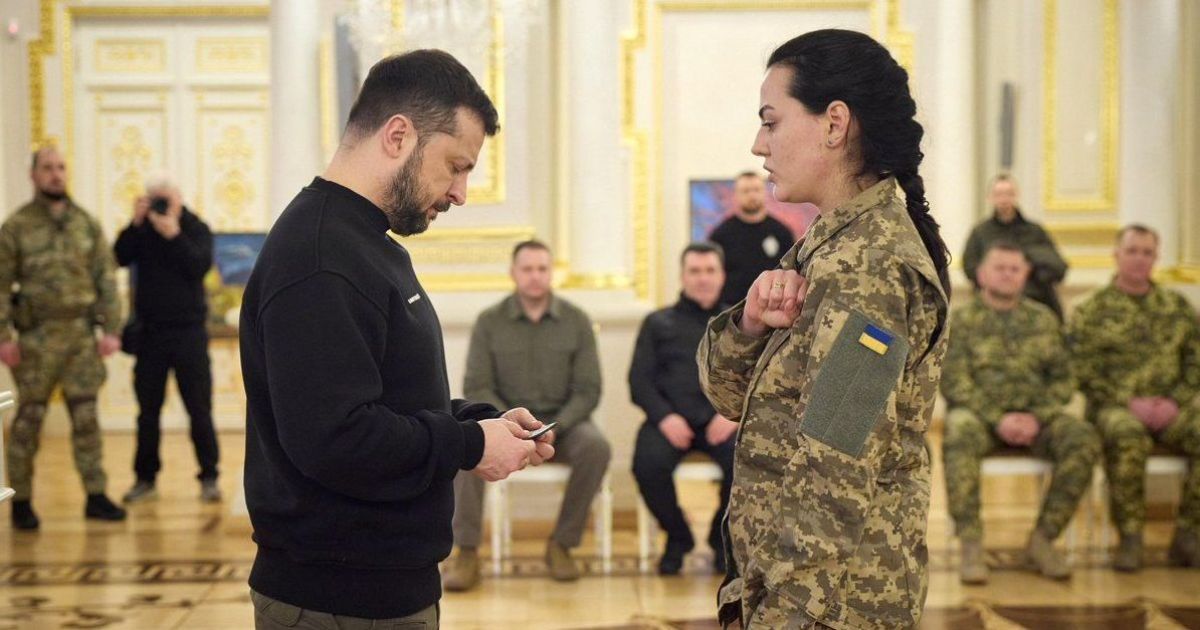 Невеста "Да Винчи" отдала Зеленскому личный боевой шеврон павшего воина (фото)