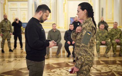 Невеста "Да Винчи" отдала Зеленскому личный боевой шеврон павшего воина (фото)