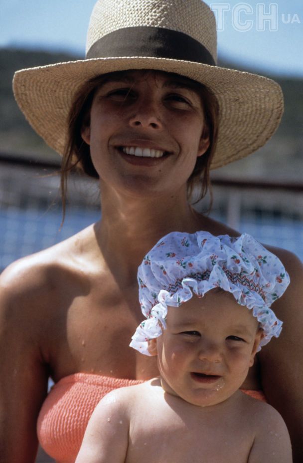 Шарлотта Казірагі на руках у матері, 1987 рік / © Getty Images
