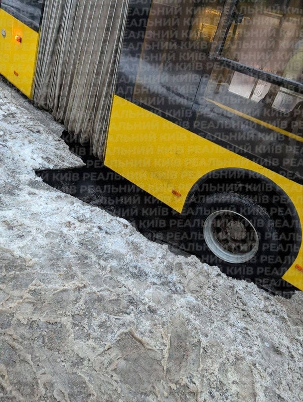 В Києві провалився тролейбус на вул. Софіївській / © соцмережі