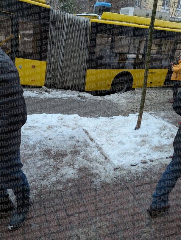 В Києві провалився тролейбус на вул. Софіївській / © соцмережі
