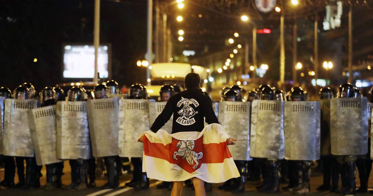 Місяць протестів у Білорусі: чому "задихаються" мітинги і які ризики від втручання Москви