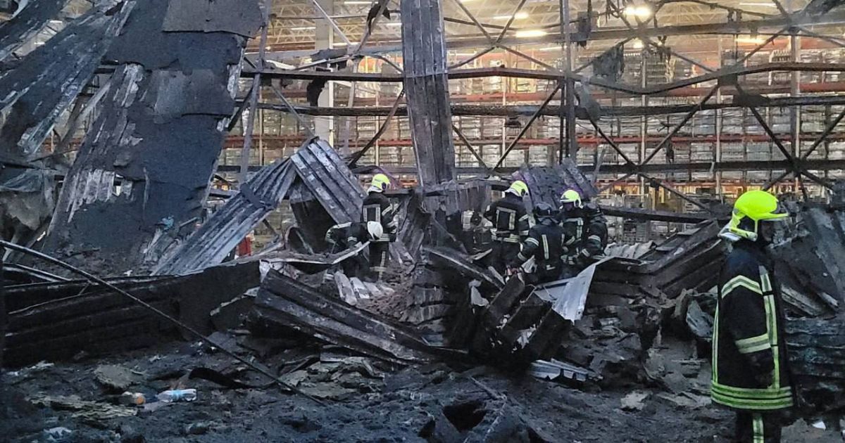 Фото з місця ракетного удару по Одесі 14 червня / Фото: ДСНС, з відкритих джерел