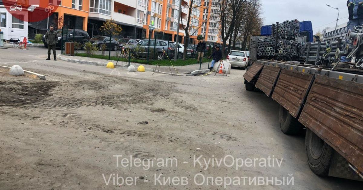 У Києві на Нивках вантажівка провалилася у яму