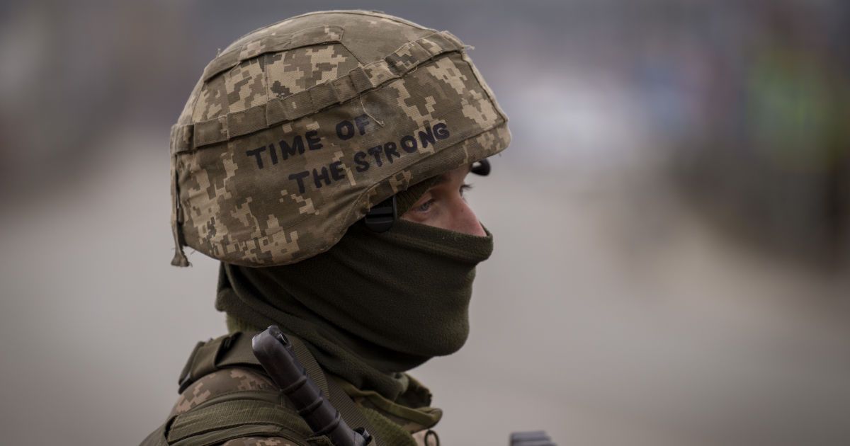 Украинский военный на блокпосту на окраине Киева