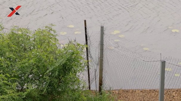 Паркан встановлений аж до водойми / Скриншот із відео Хапуга.UA