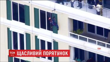 На одній мотузці і на чесному слові: у Флориді чоловік завис за вікном шостого поверху