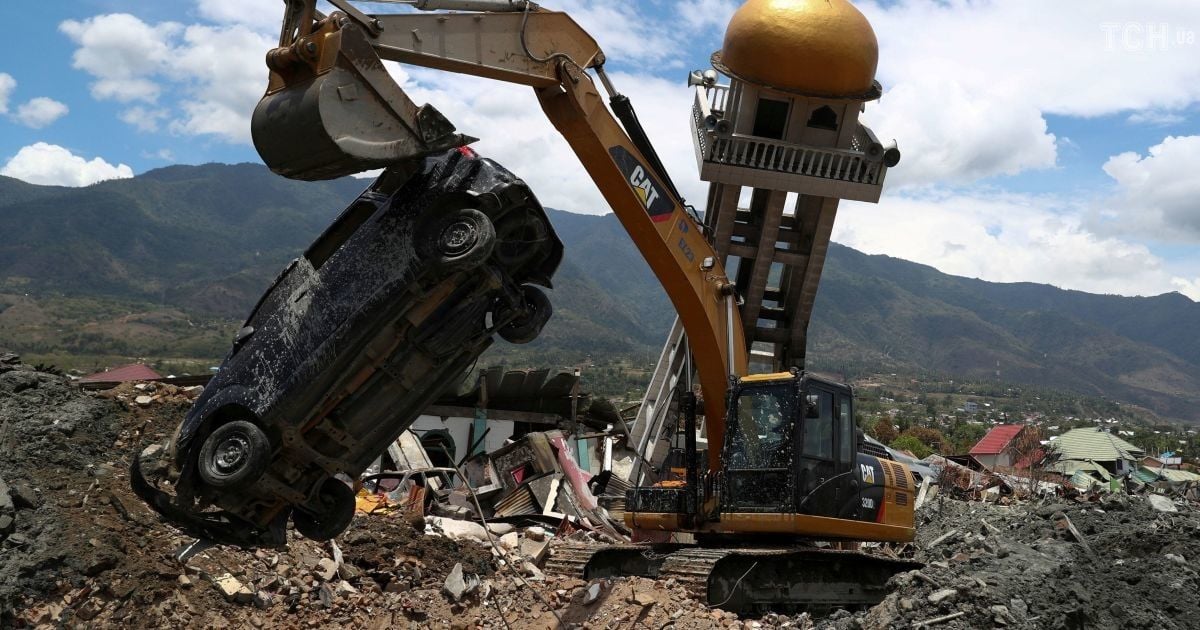 В Индонезии прекращают поисковую операцию после землетрясения и цунами, несмотря на тысячи пропавших без вести