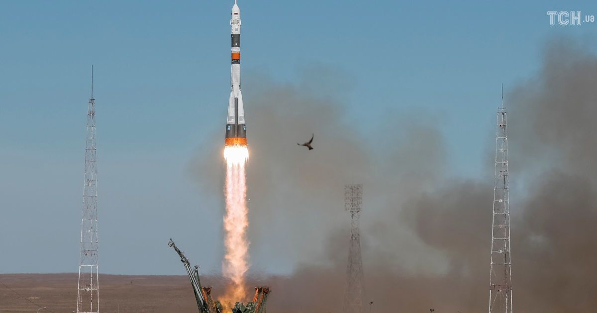 В Казахстане во время полета ракеты "Союз" произошла авария. Экипаж жив