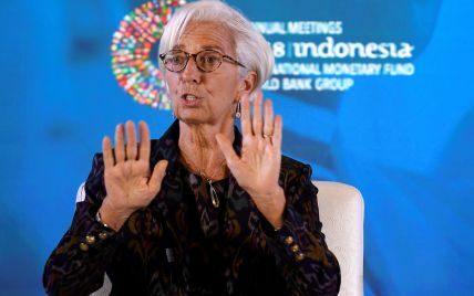 В жакете с принтом и лаконичных серьгах: глава Международного валютного фонда на Бали