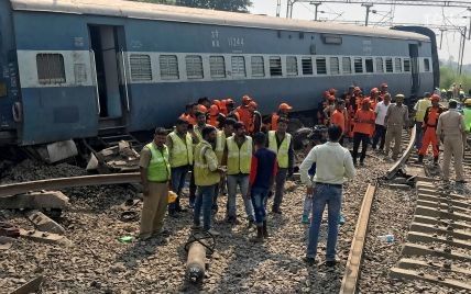 В Індії зійшов з рейок пасажирський потяг, є загиблі