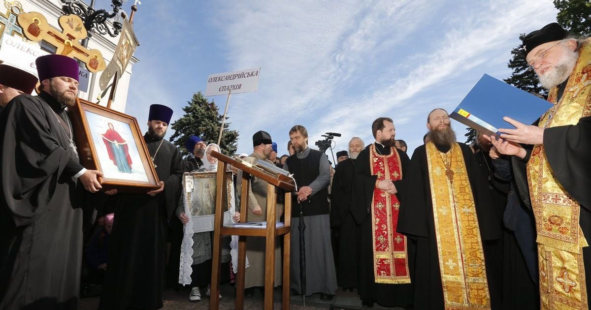 Хрестяться і читають "Отче наш": під Радою тихо мітингували священики