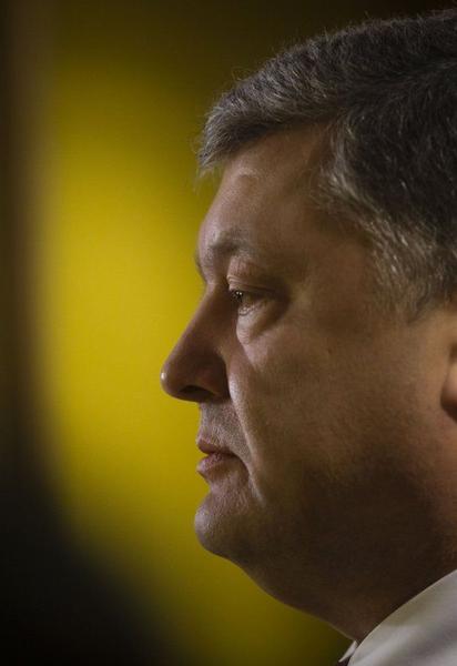 Без прикрас і пафосу. Порошенко розповів, яку книгу читає, "незважаючи на брак часу"