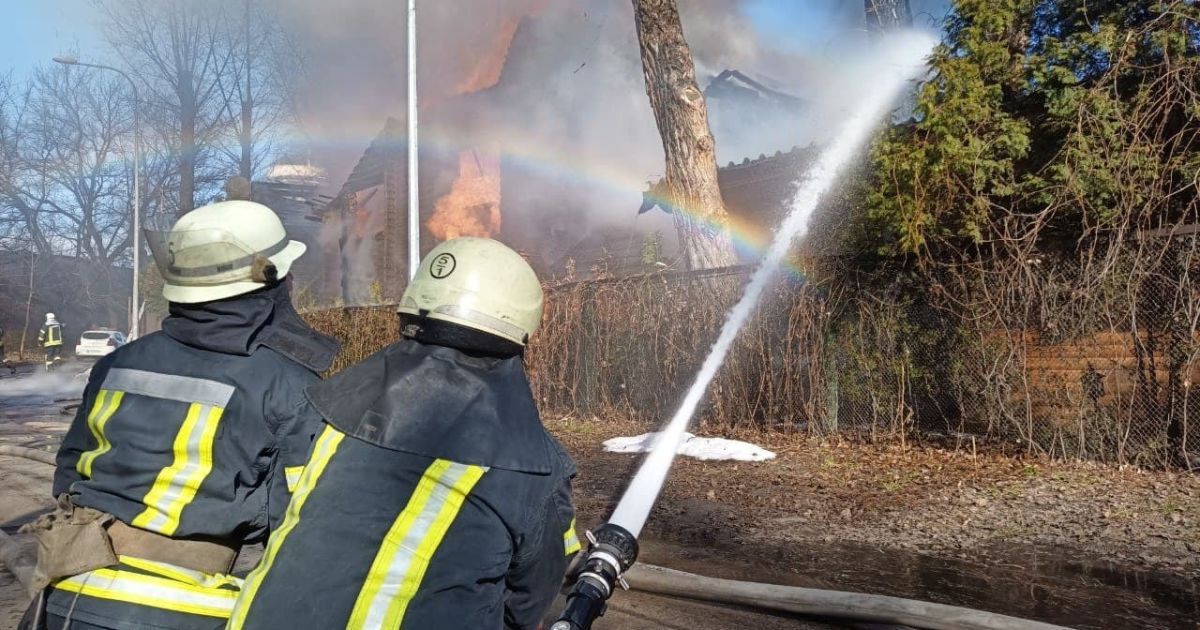 У Гідропарку горить дерев'яна будівля