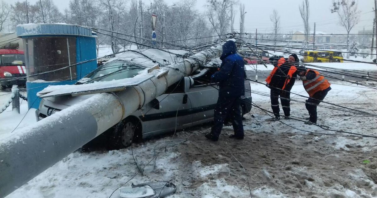 У Вінниці електроопора розчавила легковик, водій у лікарні