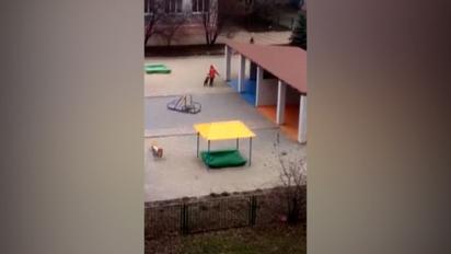 В Запорожье воспитательница забыла ребенка на площадке, а затем волочила его по земле в помещение