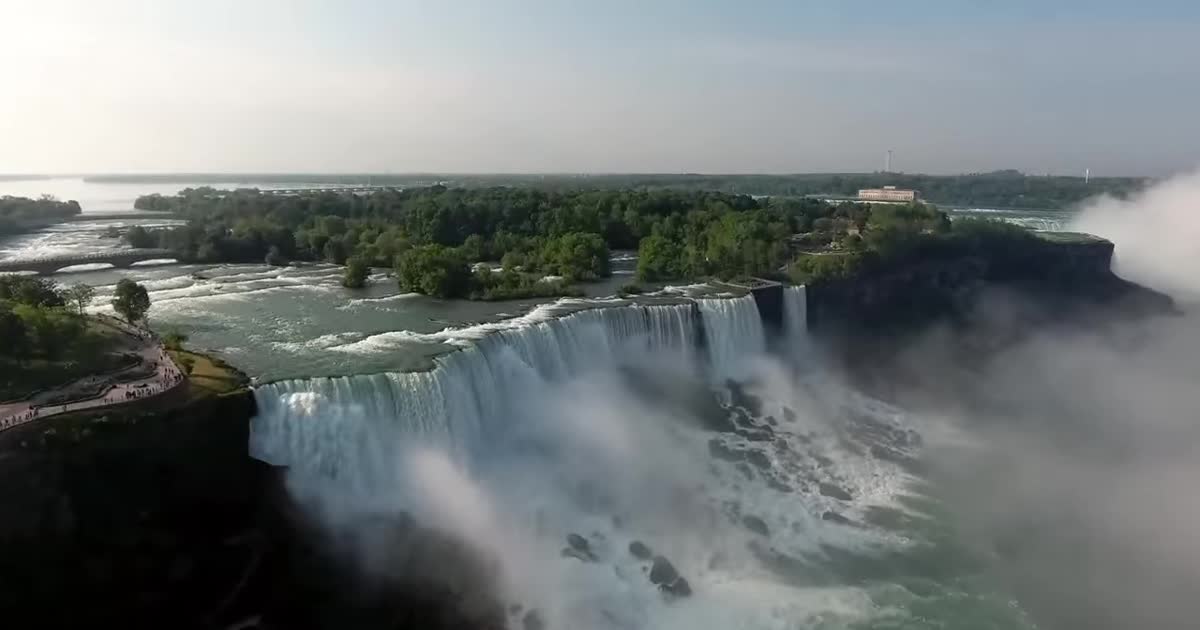 Мужчина чудом уцелел после падения с более 57 метров в Ниагарский водопад