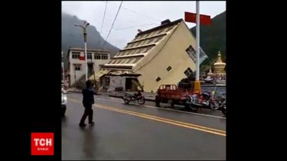 В Китае из-за наводнения обрушился дом