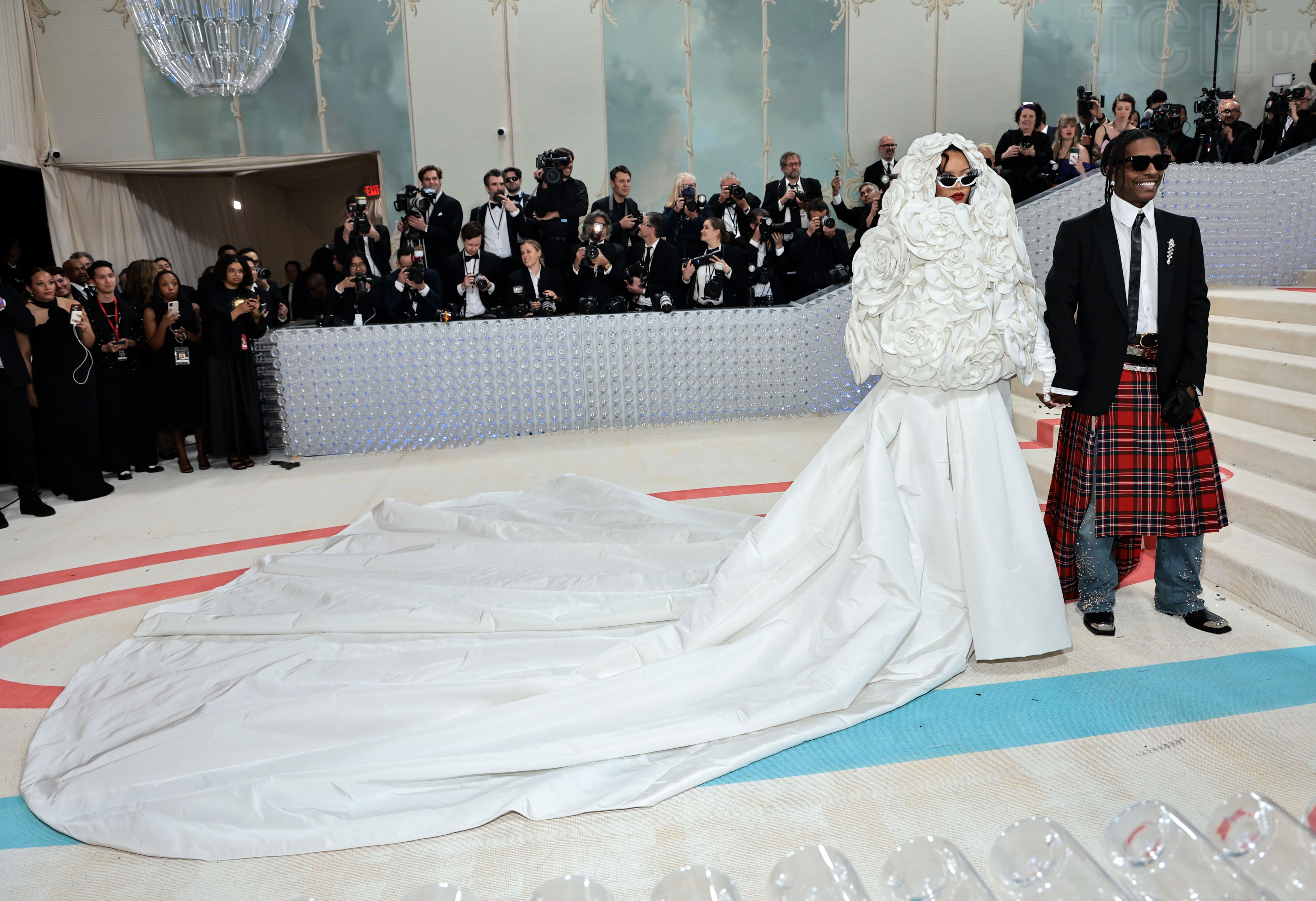 В конце концов, A$AP Rocky удалось подготовиться к Met Gala, где он появился позже с беременной Рианной / © Getty Images
