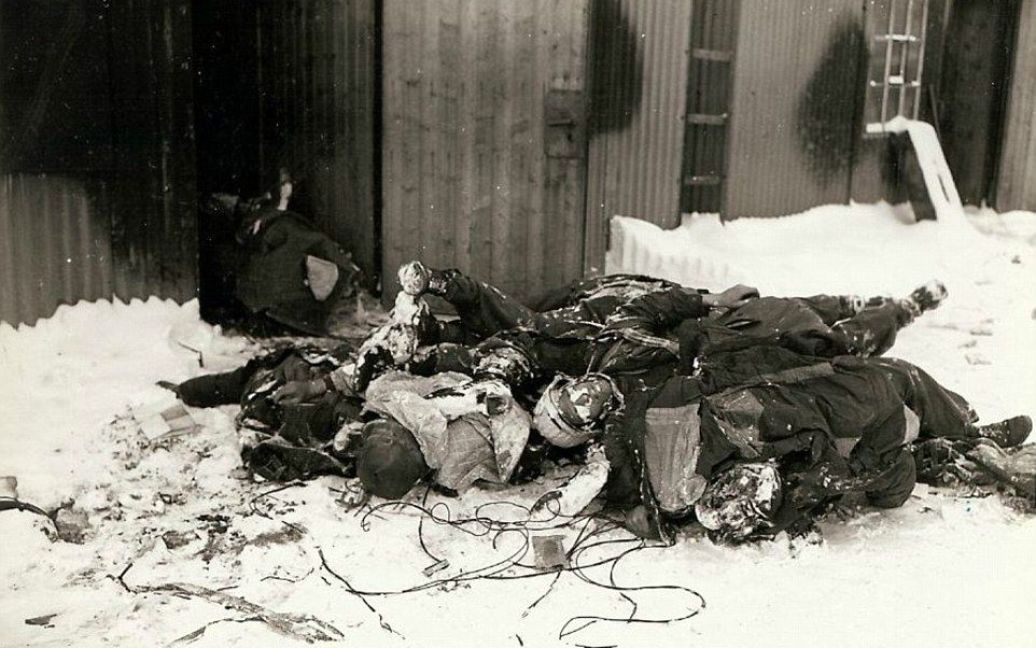 Франция. Тела убитых немецких солдат просто свалили на землю. / © Argunners