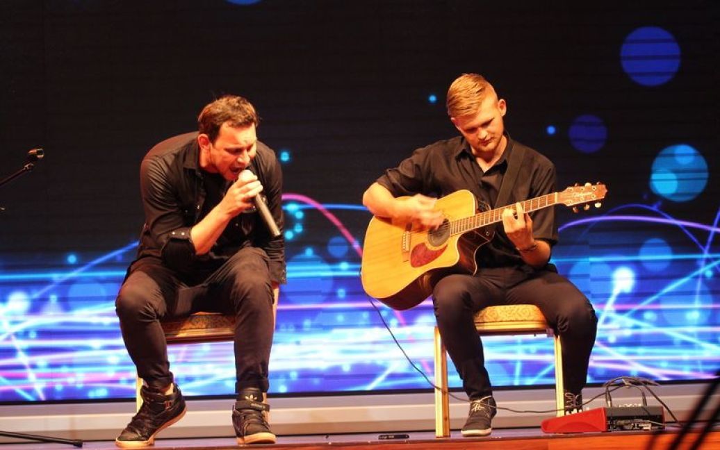Валерий Харчишин сыграл на сцене вместе со своим фаном / © 