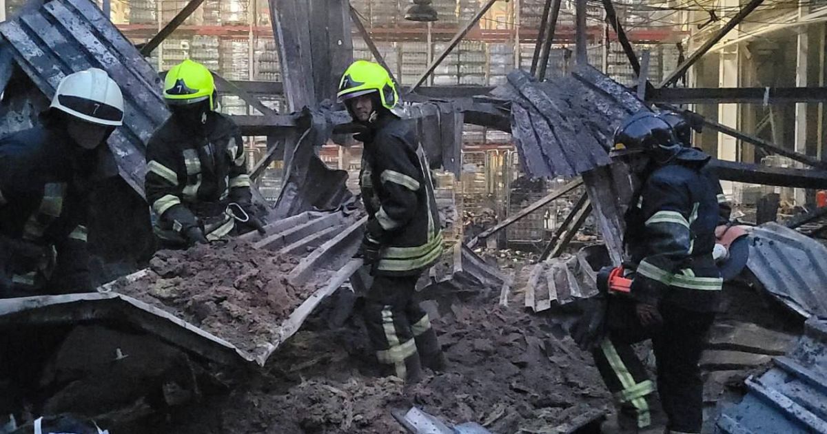 Фото з місця ракетного удару по Одесі 14 червня / Фото: ДСНС, з відкритих джерел