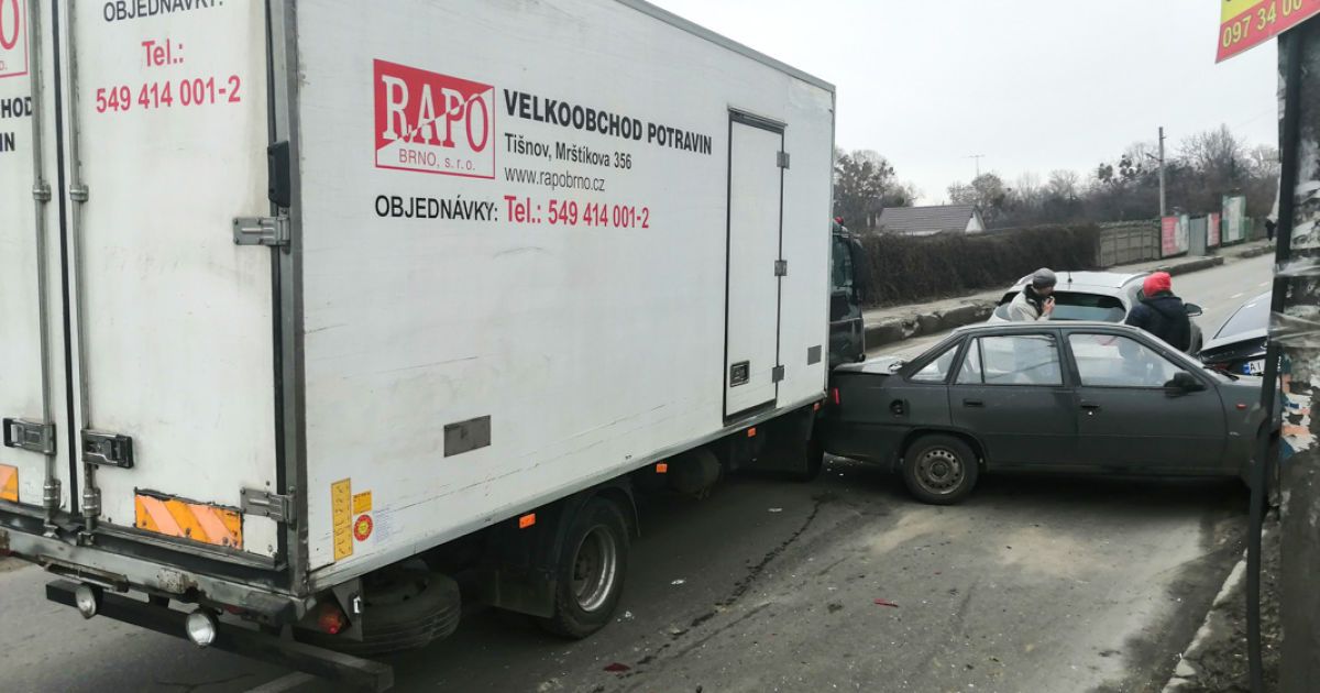 У Києві вантажівка без гальм в'їхала в пасажирську маршрутку і чотири автомобілі