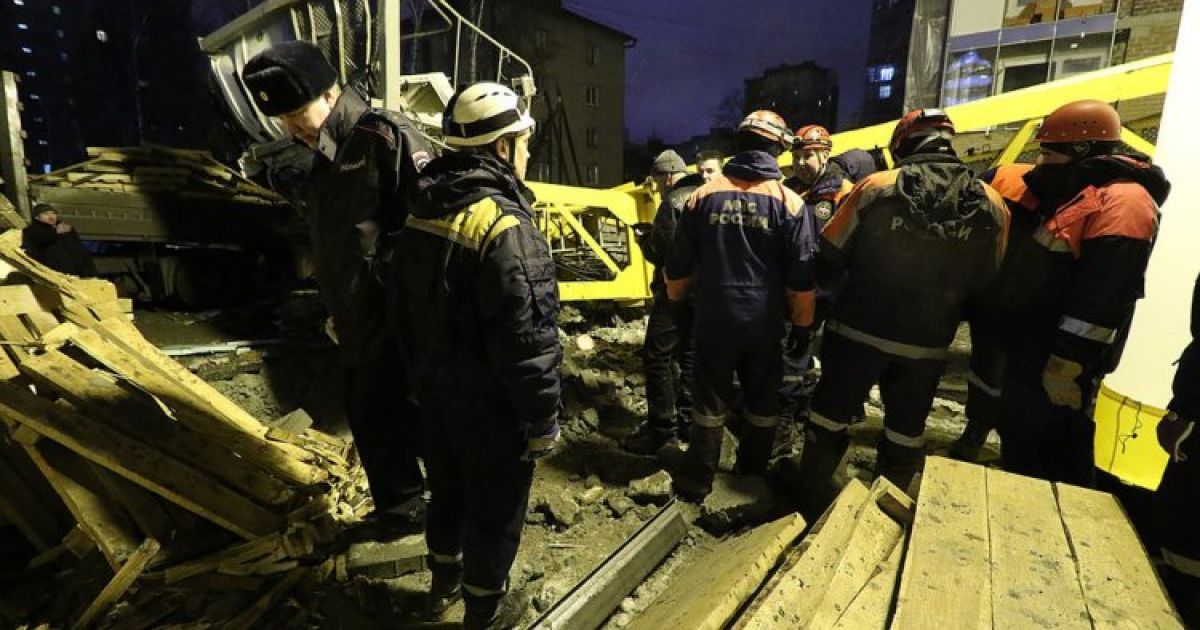 В России башенный кран упал на жилой дом, есть жертвы_9 / © E1.ru