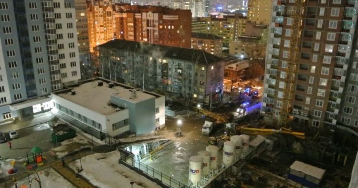 В России башенный кран упал на жилой дом, есть жертвы_12 / © E1.ru