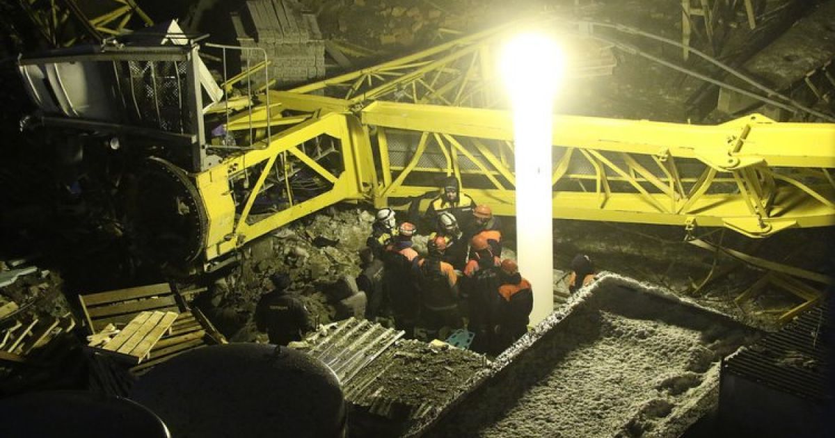 В России башенный кран упал на жилой дом, есть жертвы_2 / © E1.ru