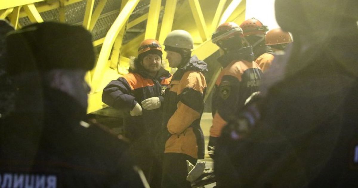 В России башенный кран упал на жилой дом, есть жертвы_13 / © E1.ru