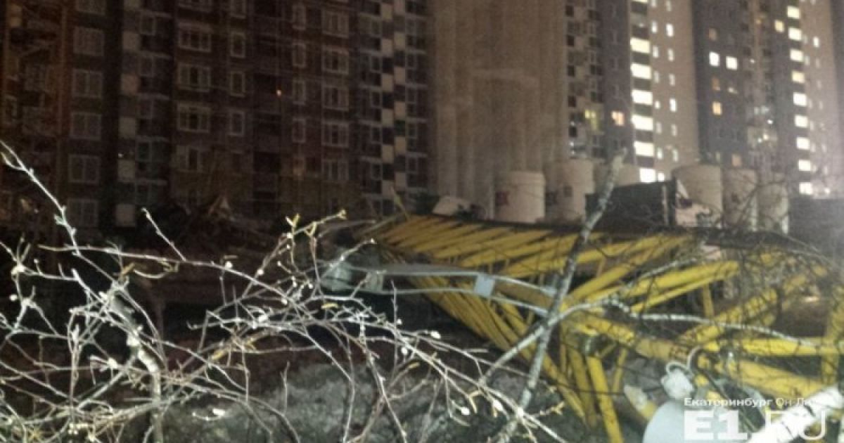 В России башенный кран упал на жилой дом, есть жертвы_5 / © E1.ru