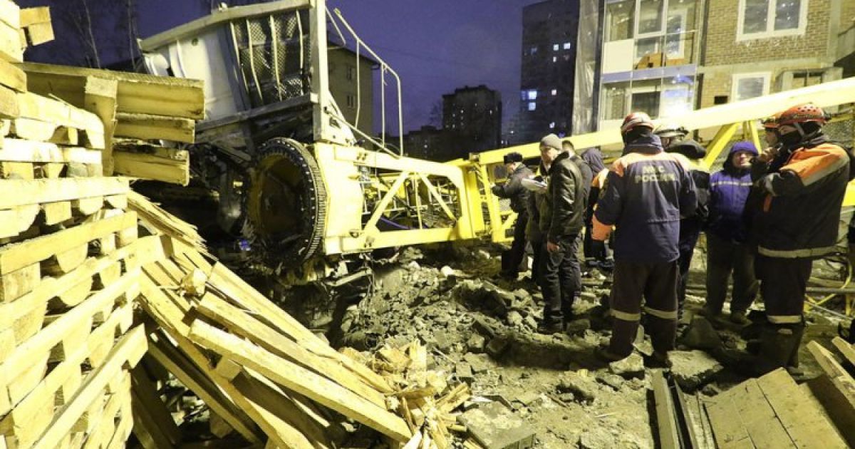 В России башенный кран упал на жилой дом, есть жертвы_11 / © E1.ru