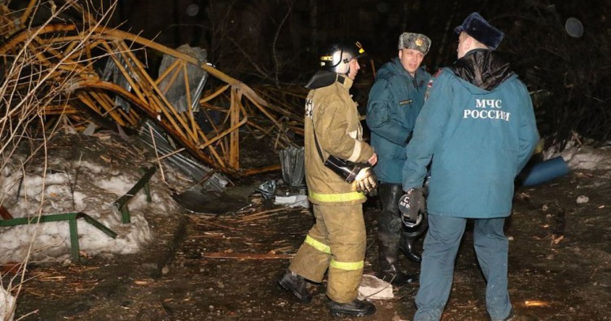 В России башенный кран упал на жилой дом, есть жертвы_7 / © E1.ru