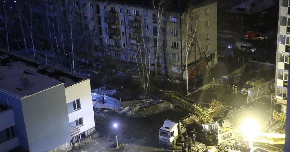 В России башенный кран упал на жилой дом, есть жертвы_14 / © E1.ru