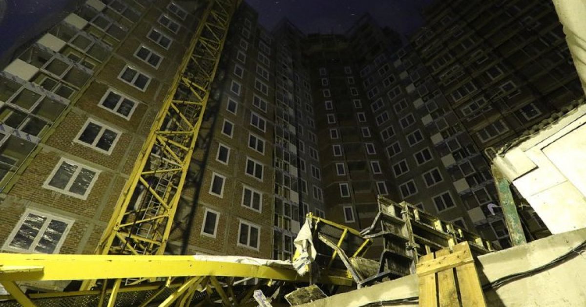 В России башенный кран упал на жилой дом, есть жертвы_8 / © E1.ru