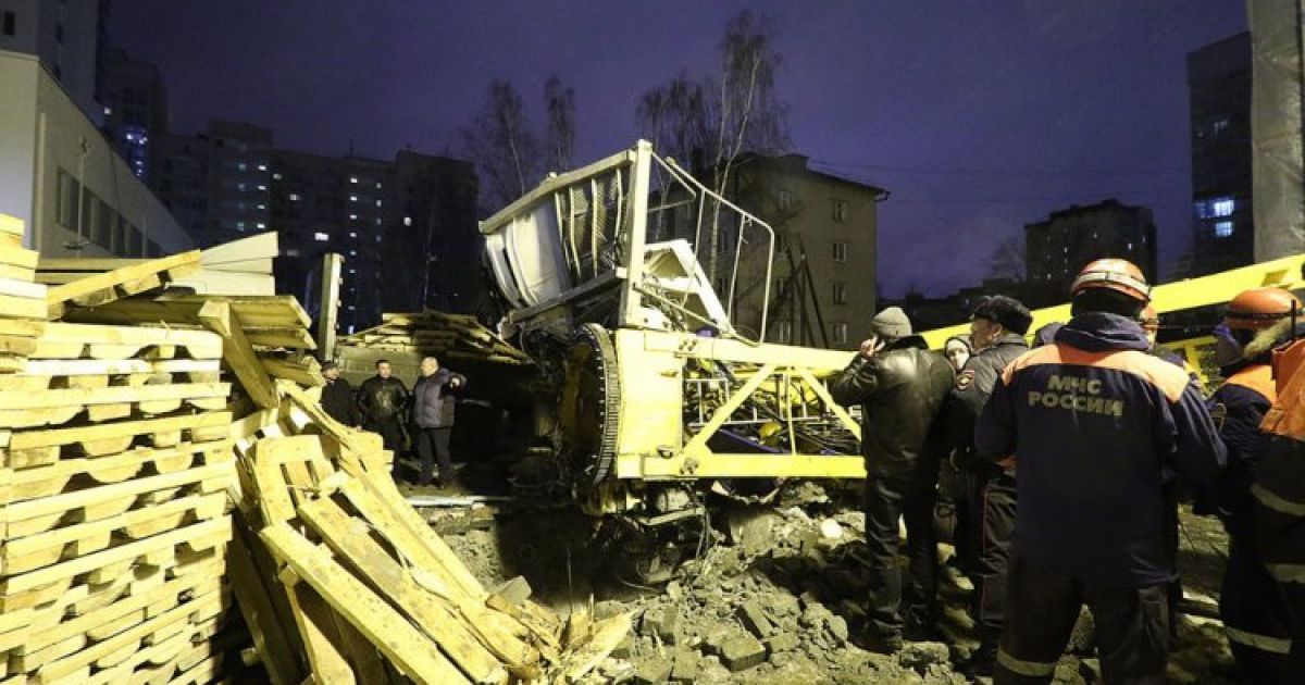В России башенный кран упал на жилой дом, есть жертвы_10 / © E1.ru