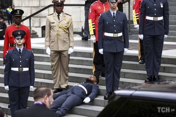 Британський військовослужбовець знепритомнів / © Associated Press