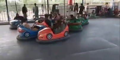 Таліби у Кабулі зі зброєю в руках їздять на дитячих машинках і катаються на каруселях (відео)
