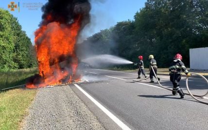 У Хмельницькій області посеред траси спалахнула вантажівка, яка перевозила 10 тонн алкогольних напоїв