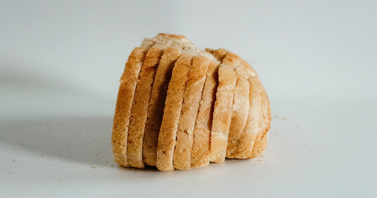 Зачем во время жарки мяса на сковороду кладут кусок хлеба