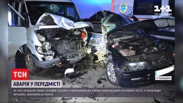 Велика аварія: у передмісті Львова зіштовхнулися легковик та бус - 9 людей опинились у лікарні