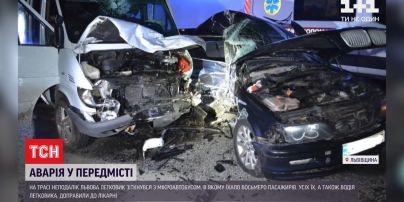 Велика аварія: у передмісті Львова зіштовхнулися легковик та бус - 9 людей опинились у лікарні