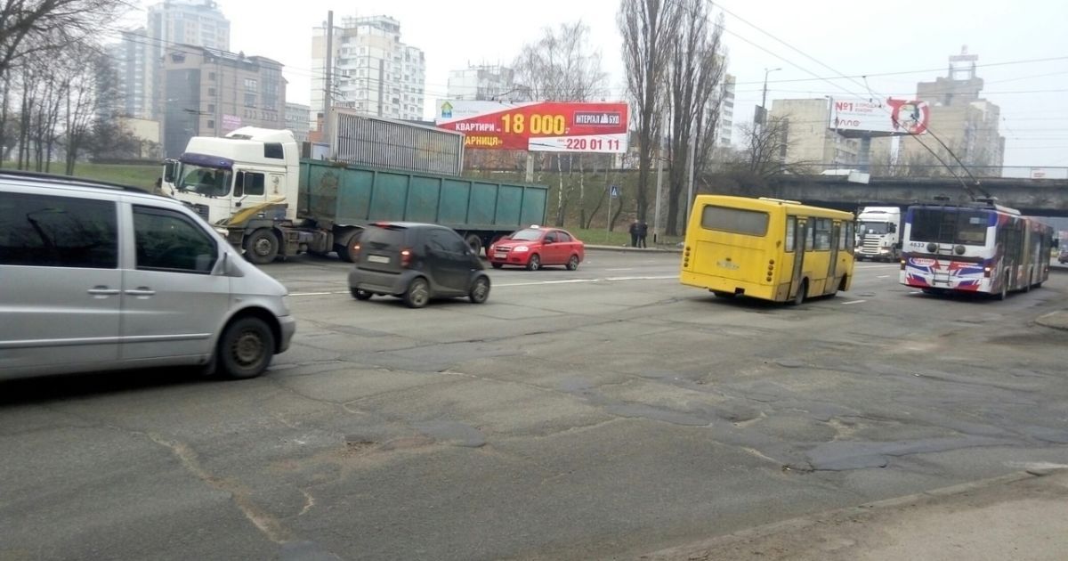 В Киеве возле Шулявки из-за обрыва проводов остановились троллейбусы