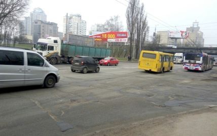 В Киеве возле Шулявки из-за обрыва проводов остановились троллейбусы