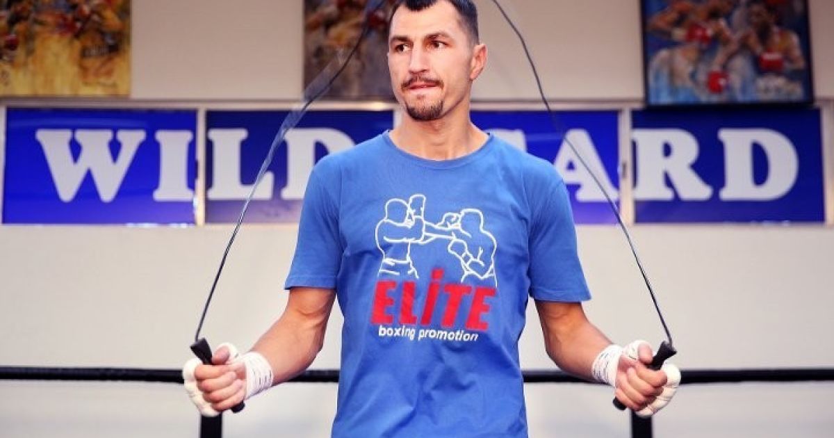 Віктор Постол готується до бою з Теренсом Кроуфордом. / © boxingscene.com