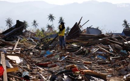 Количество жертв от землетрясения и цунами в Индонезии уже почти достигло двух тысяч человек