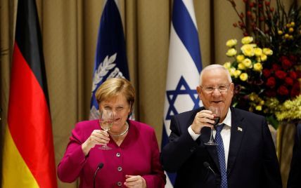 У жакеті кольору фуксії і з келихом вина: Ангела Меркель з офіційним візитом в Ізраїлі