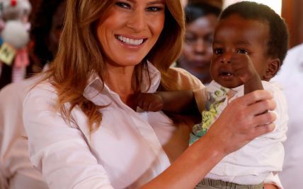 С ребенком на руках и улыбкой: Мелания Трамп посетила детский приют в Кении